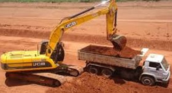 Terraplenagem com escavadeira e caminhão